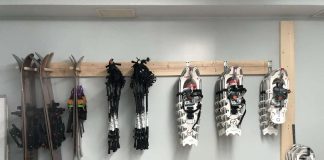 Des équipements pour s'amuser 'hiver dans le bois sont accrochés au mur