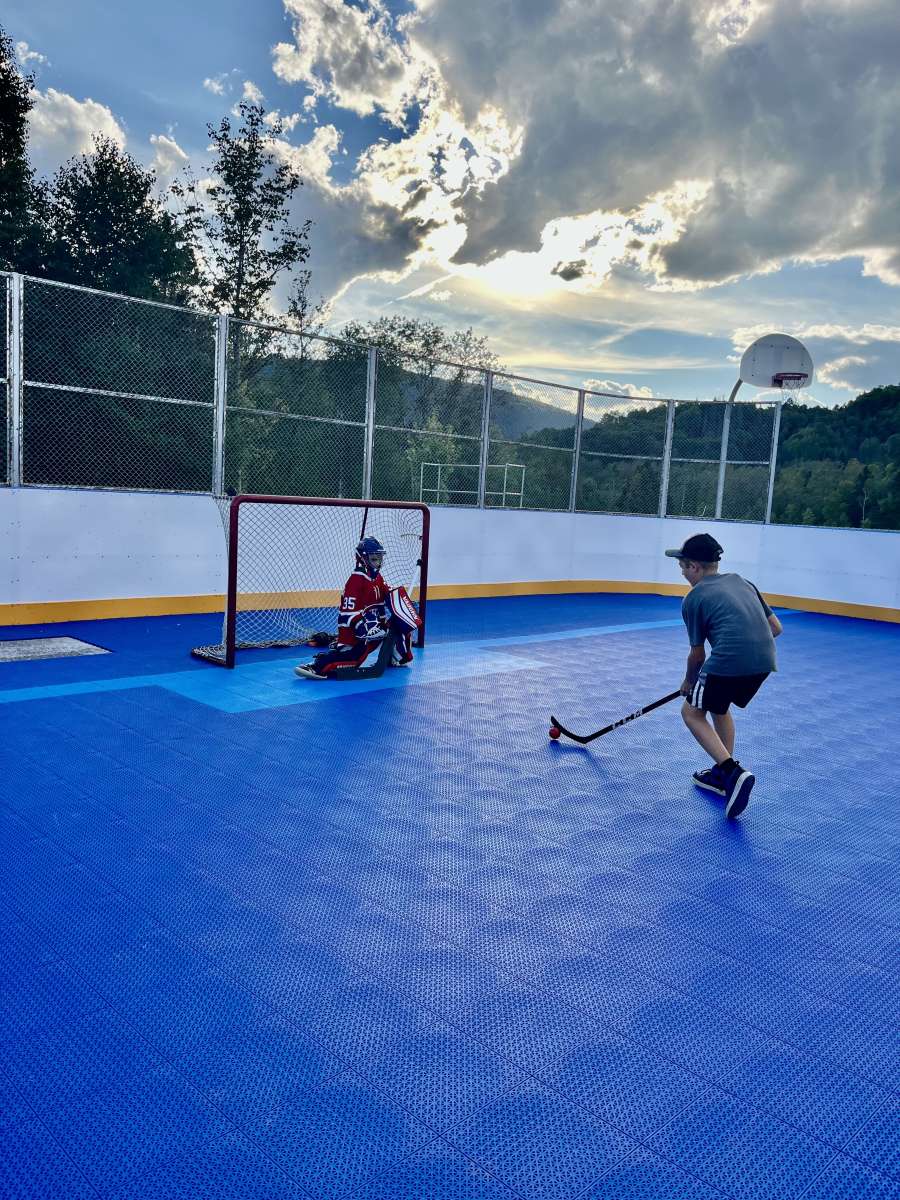 Deux jeunes jouent au dek hockey