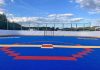 Une surface colorée très vive qui sert pour jouer au Dek Hockey