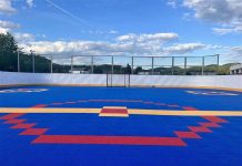Une surface colorée très vive qui sert pour jouer au Dek Hockey
