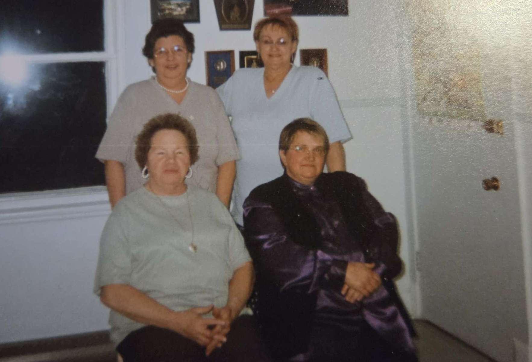 Un groupe de 4 femmes se tiennent bien fières devant le photographe !