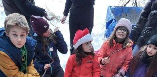 Jeune sélèves autour d'un feu de camps