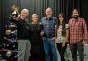 Un groupe de personne salue la réusite de la soirée bénévole