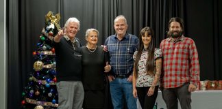 Un groupe de personne salue la réusite de la soirée bénévole