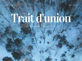 Une photo de drone au-dessus de skieurs dans une forêt.