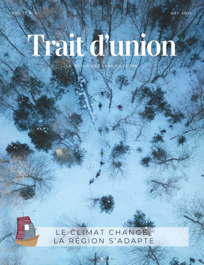 Une photo de drone au-dessus de skieurs dans une forêt.
