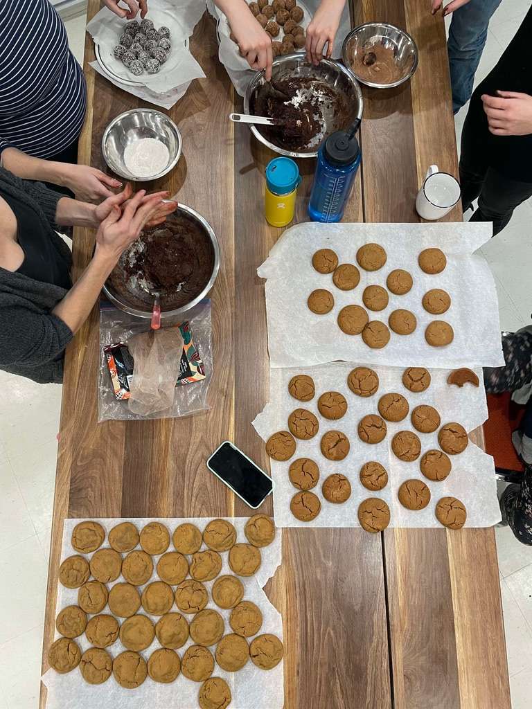 des biscuits sur une table de la cuisine collective de Petit-Saguenay