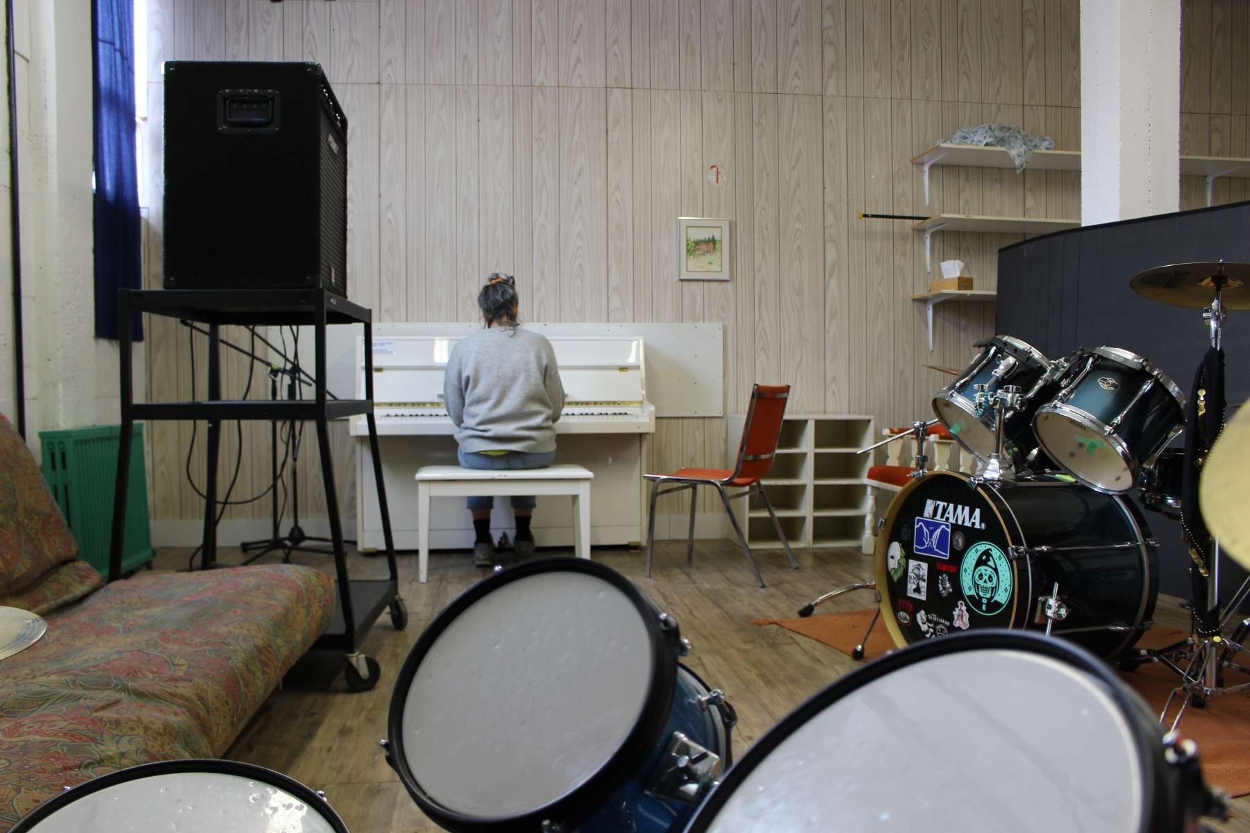 Une femme joue du piano dans les nouevaux locaux de l'école de musique de Petit-Saguenay.