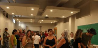 du monde rassemblé dans le centre communautaire de Petit-Saguenay