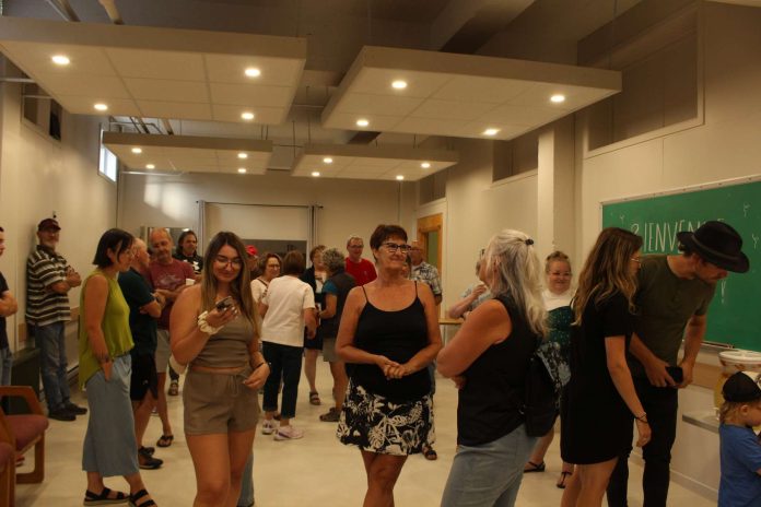 du monde rassemblé dans le centre communautaire de Petit-Saguenay