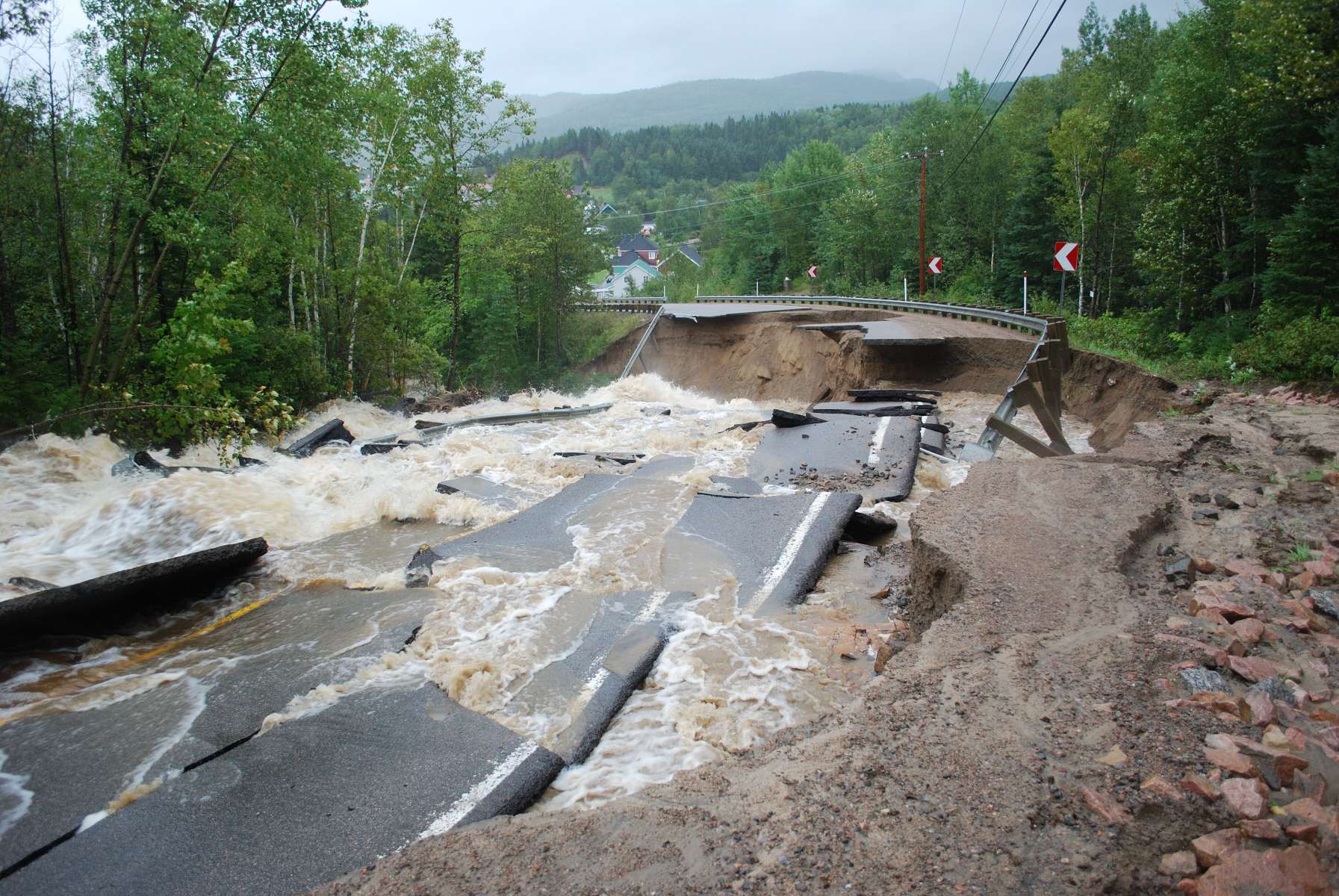 La route a été alayée par l'eau surgit du ruisseau à L'Anse-St-Jean