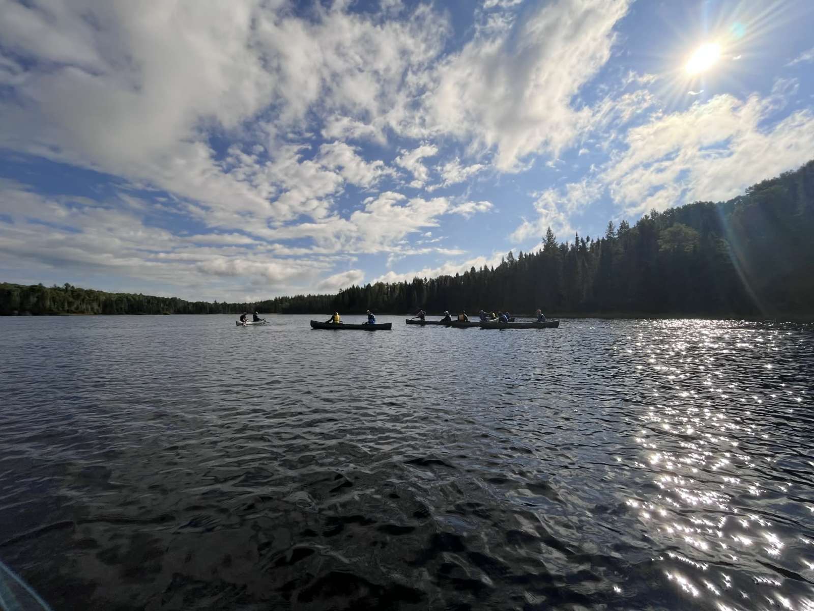 lac avec des canots au loin