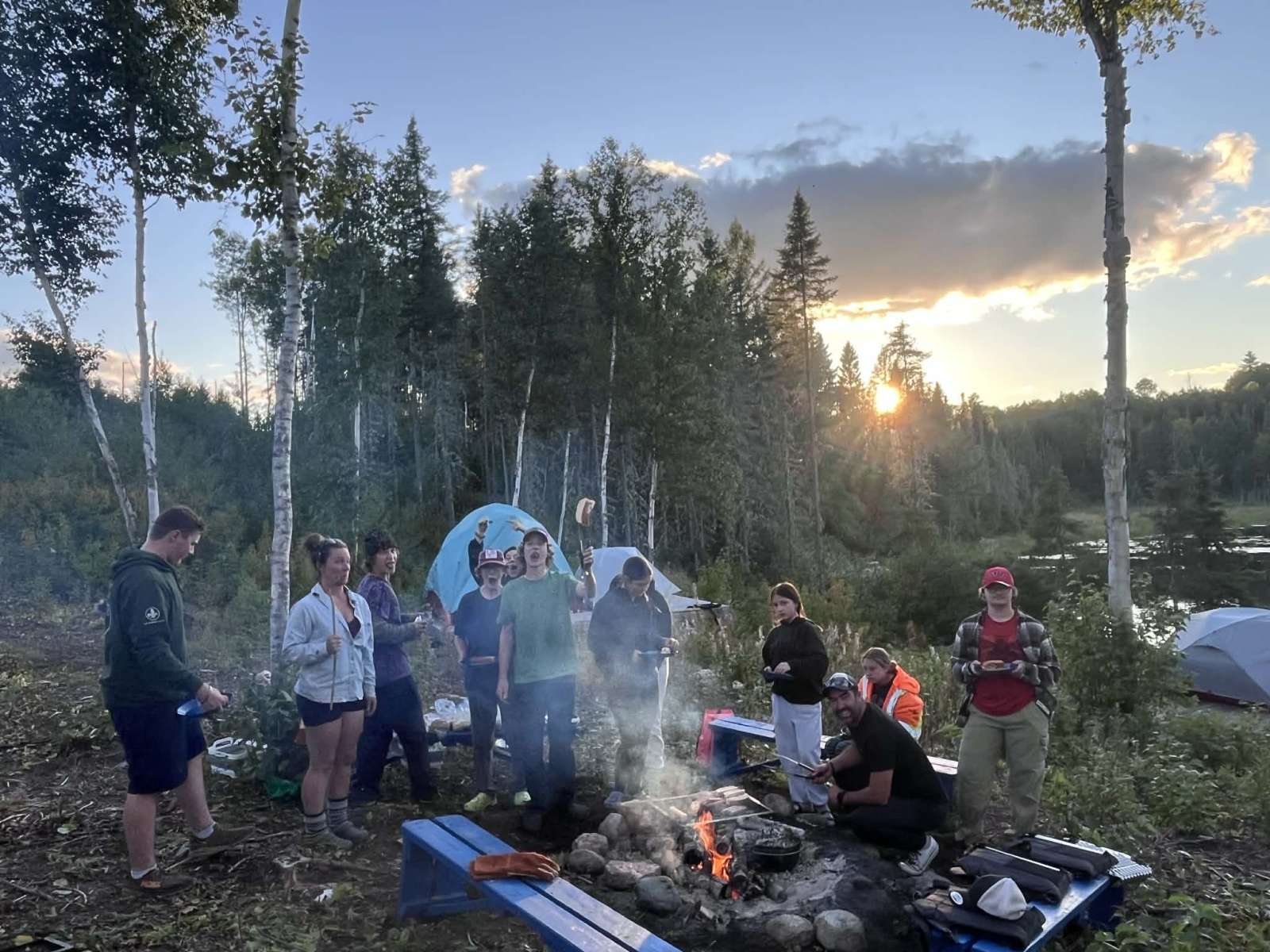 groupe de jeunes autour d'un feu de camps