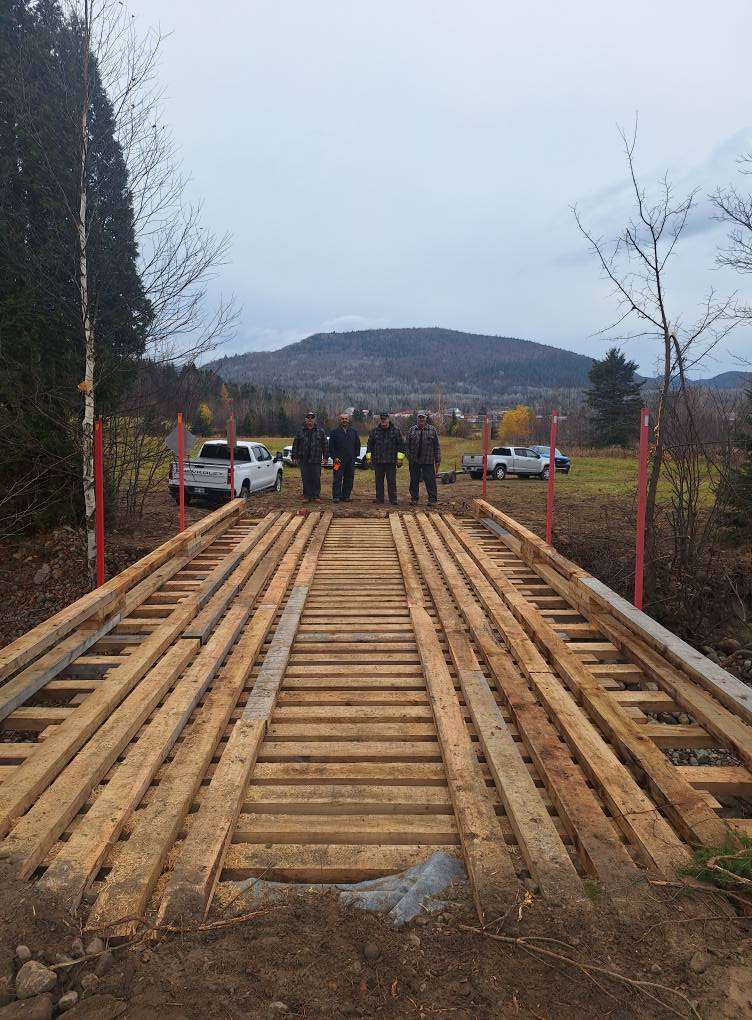 Un nouveau pont vient d'être installé sur la rivière.