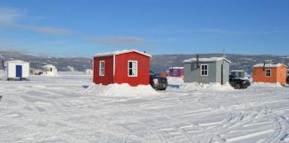 Cabanes à pêche sur le fjord du Saguenay