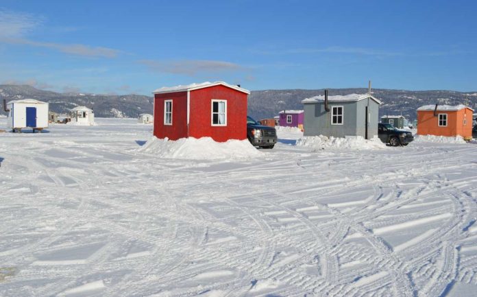 Cabanes à pêche sur le fjord du Saguenay