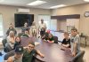 Un groupe de jeunes élèves dans la salle municipale de leur village