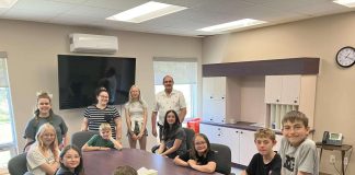 Un groupe de jeunes élèves dans la salle municipale de leur village