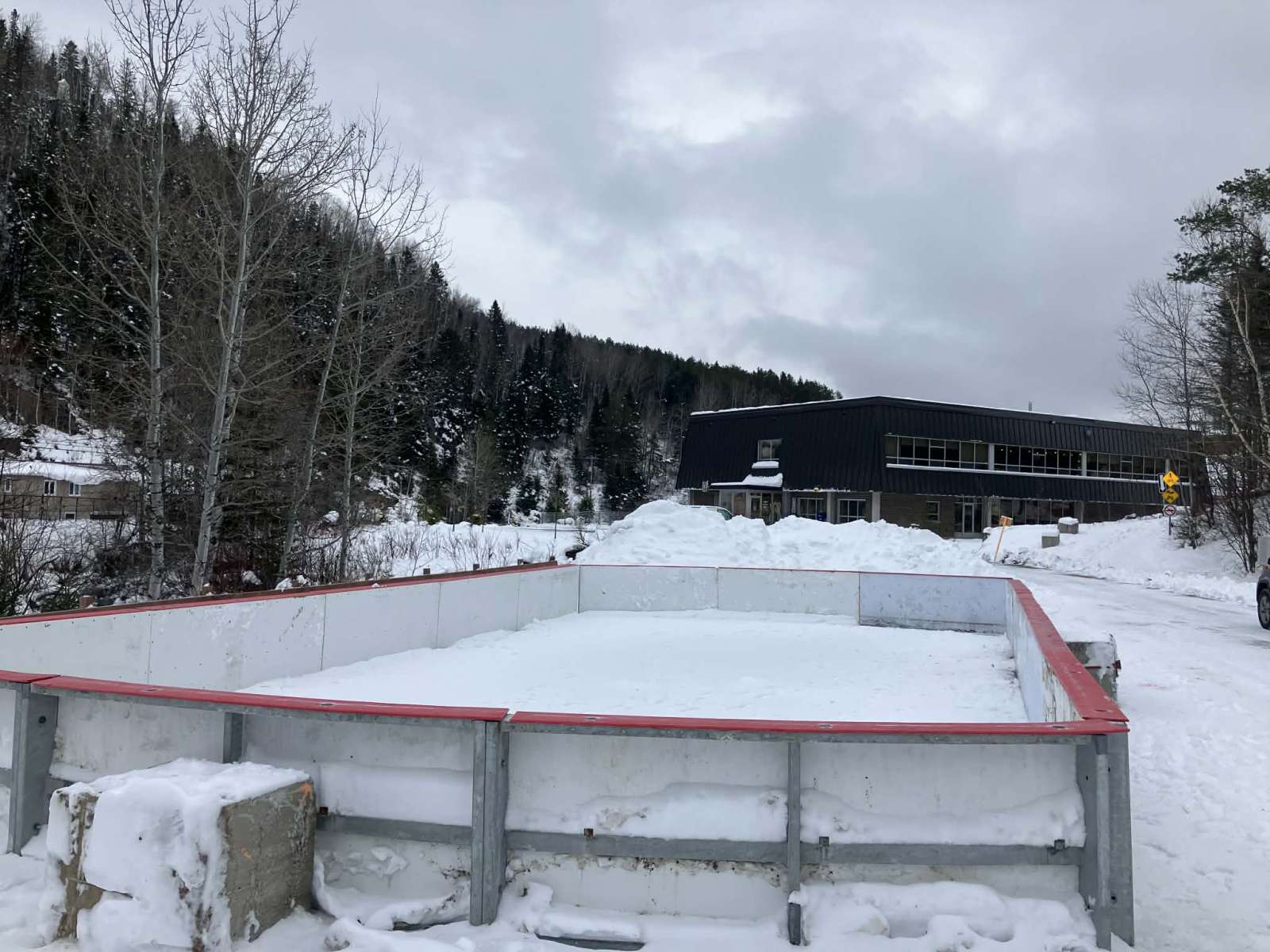 Une nouvelle patinoire installée au Parc des Artistes à Rivière-Éternité
