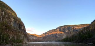 Un lac se reflète dans le miroir de ses eaux