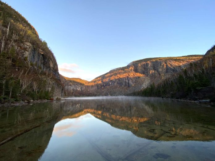 Un lac se reflète dans le miroir de ses eaux