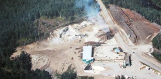 photo aérienne d'une scierie