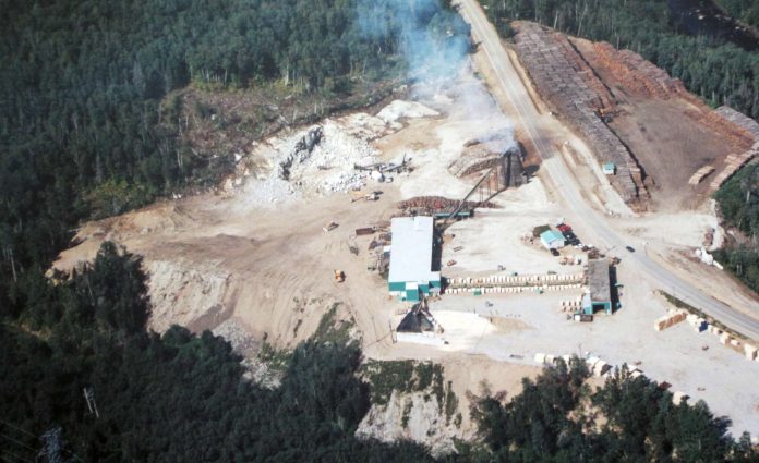 photo aérienne d'une scierie
