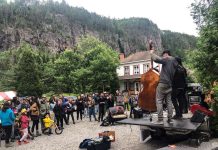 Une foule extérieure éoute un concert de musique