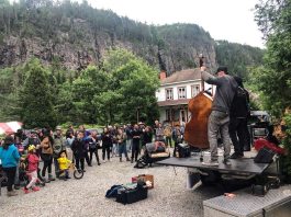 Une foule extérieure éoute un concert de musique