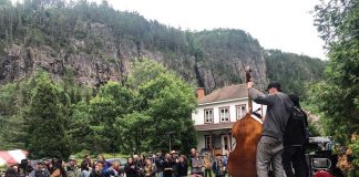 Une foule extérieure éoute un concert de musique