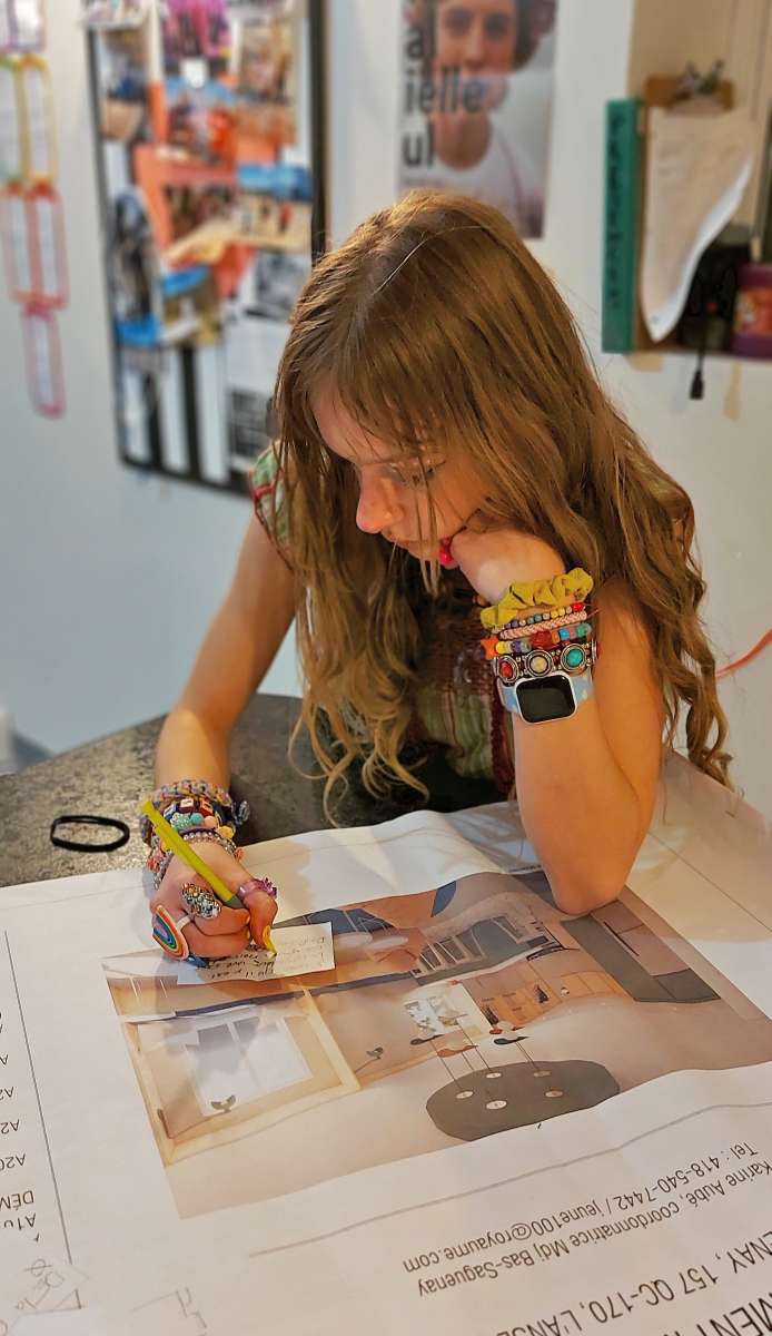 Une jeune dessine