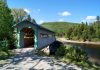 Un pont couvert au-dessus de la rivière à saumon Saint-Jean
