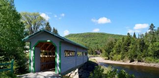 Un pont couvert au-dessus de la rivière à saumon Saint-Jean