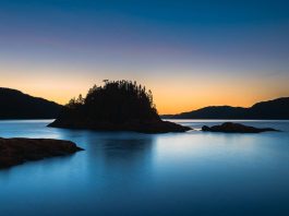 Une île sur l fjord du Saguenay au moment du coucher de soleil