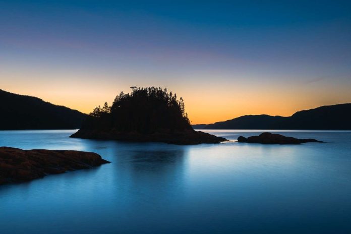 Une île sur l fjord du Saguenay au moment du coucher de soleil